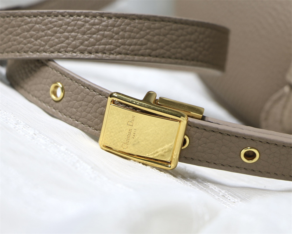 MEDIUM D*0r BOBBY BAG Grey Grained Calfskin