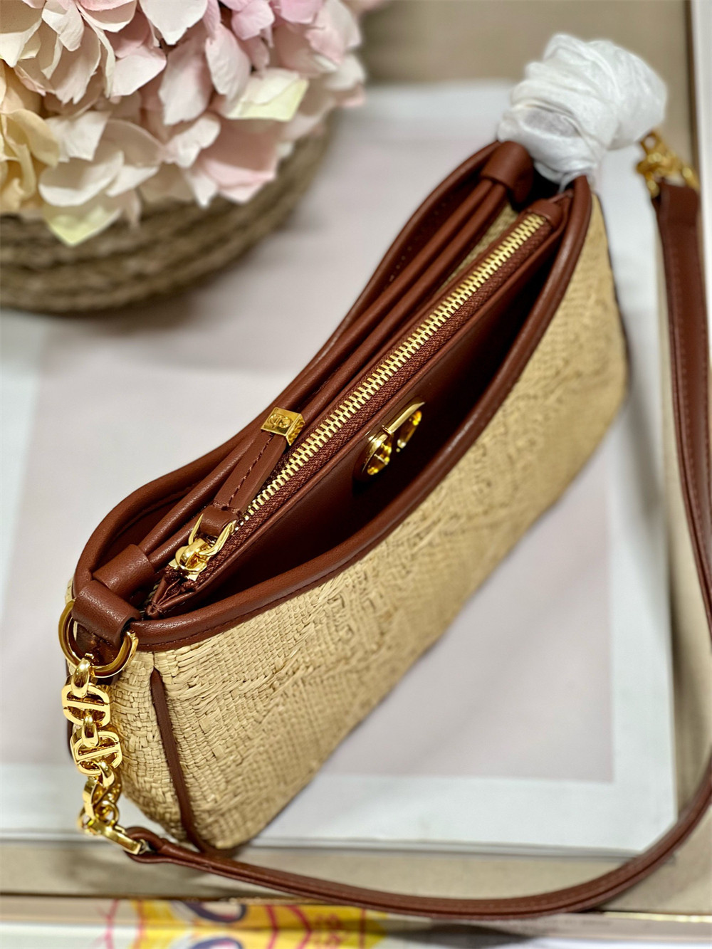 D*0r 30 Montaigne Avenue weav 22.5 x 12.5 x 6.5 cm