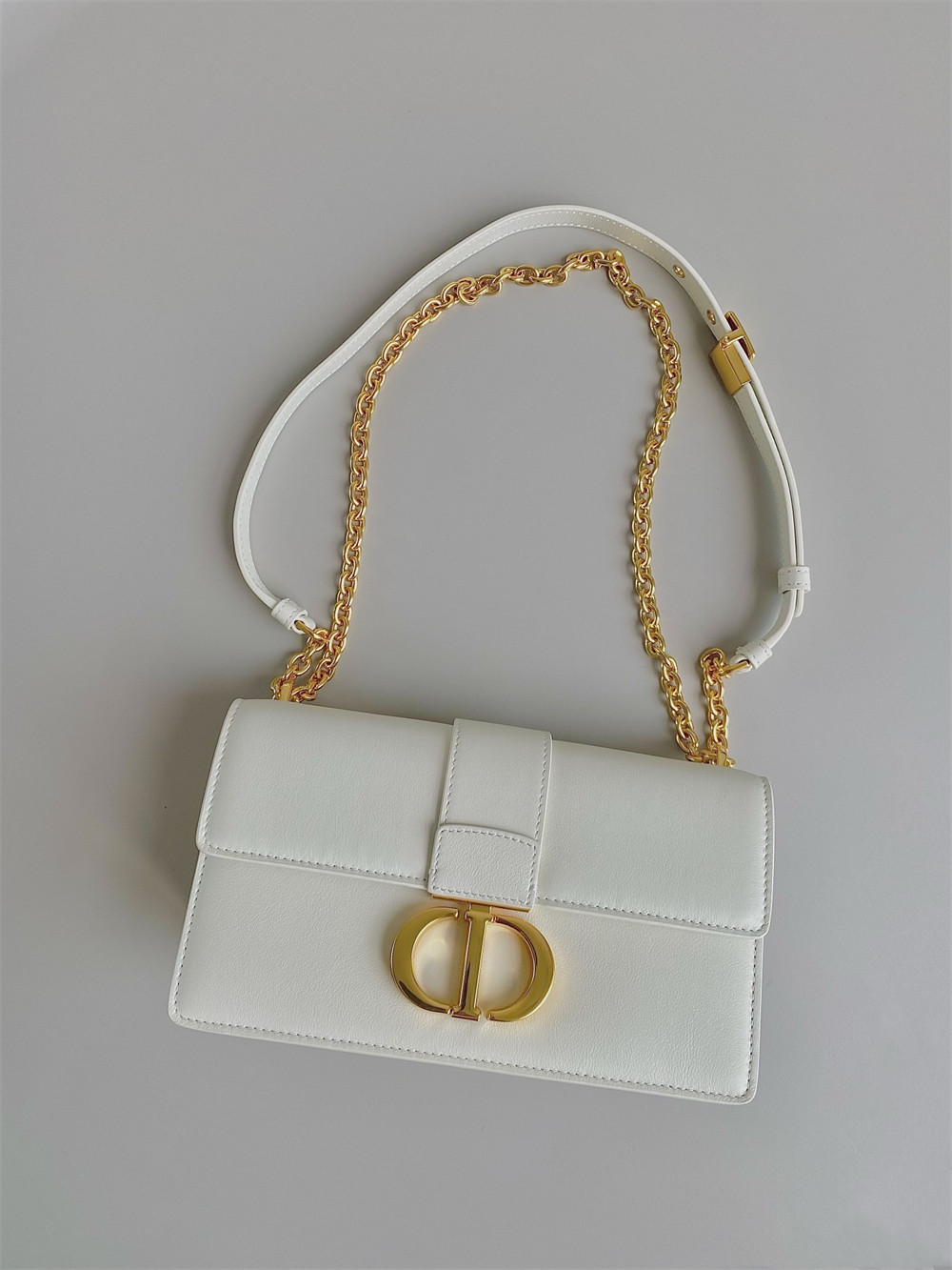 D*0r 30 MONTAIGNE EAST-WEST BAG WITH CHAIN Latte Calfskin 21 x 12 x 6 cm / 8.5 x 4.5 x 2.5 inches