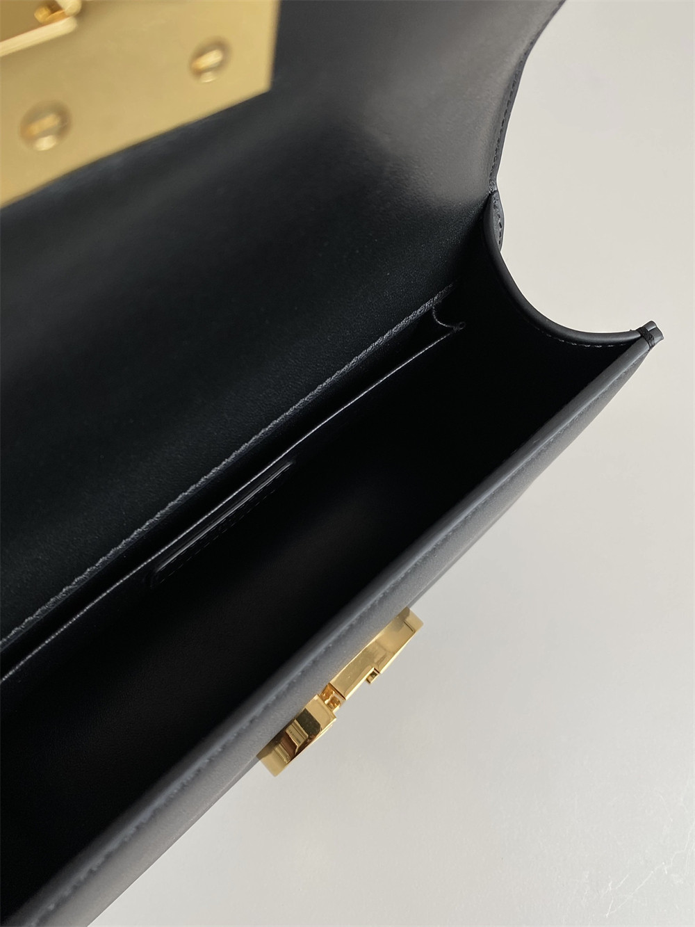 D*0r 30 MONTAIGNE EAST-WEST BAG WITH CHAIN 21 x 12 x 6 cm / 8.5 x 4.5 x 2.5 inches