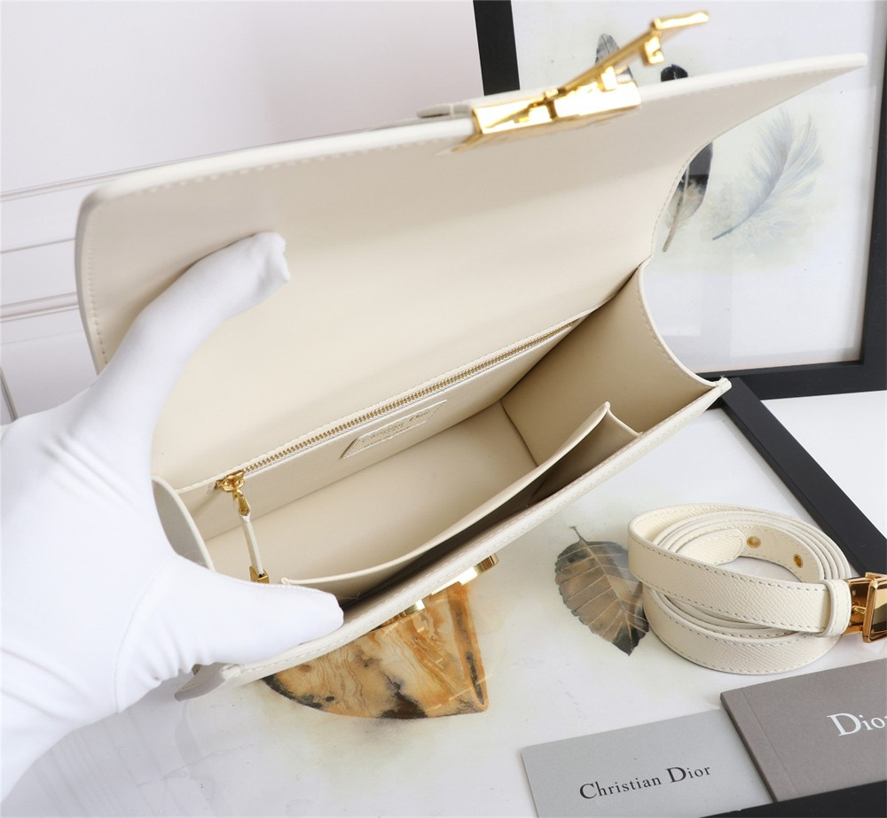 D*0r 30 MONTAIGNE CHAIN BAG Grained White