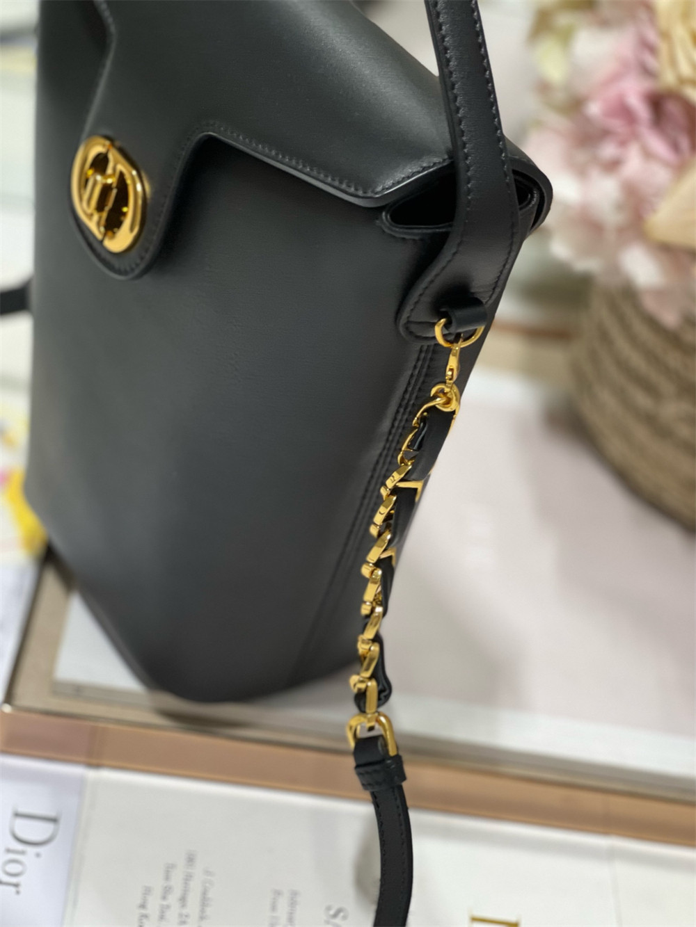 D*0r 30 Montaigne Large Chain Bucket Bag Black 17x7x18cm