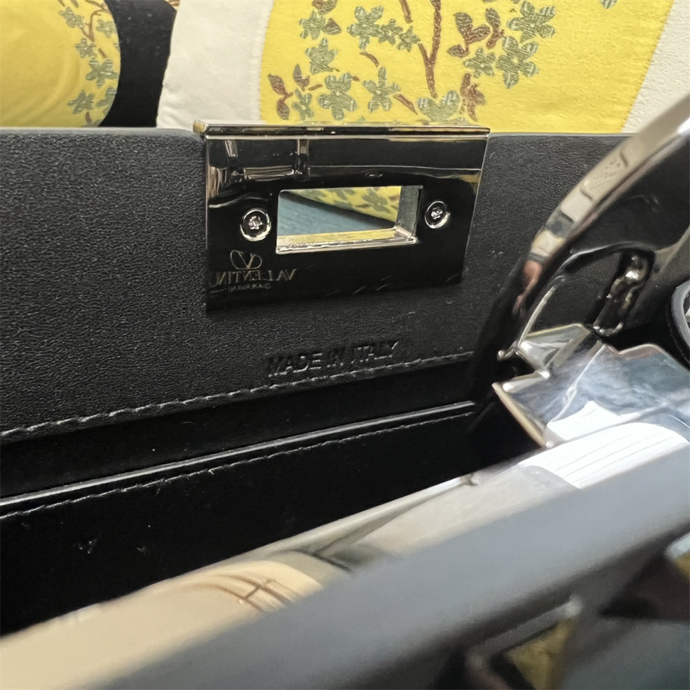 va*t*no GARAVANI ROCKSTUD23 SMALL SMOOTH CALFSKIN SHOULDER BAG BLACK