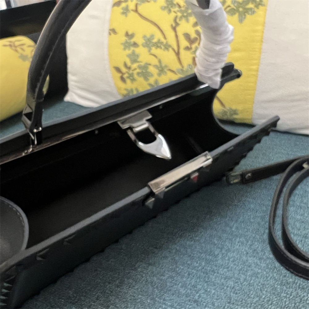 va*t*no GARAVANI ROCKSTUD23 smooth calfskin handbag Black