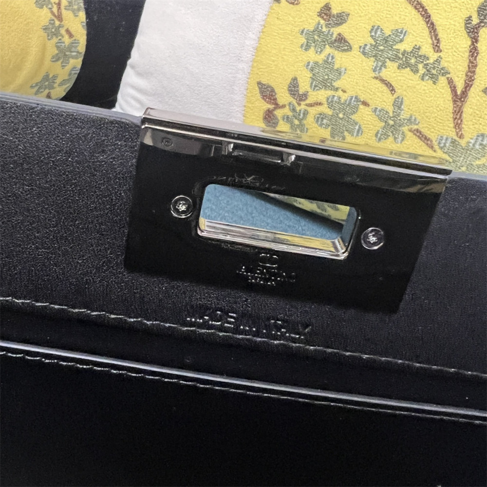 va*t*no GARAVANI ROCKSTUD23 smooth calfskin handbag Black