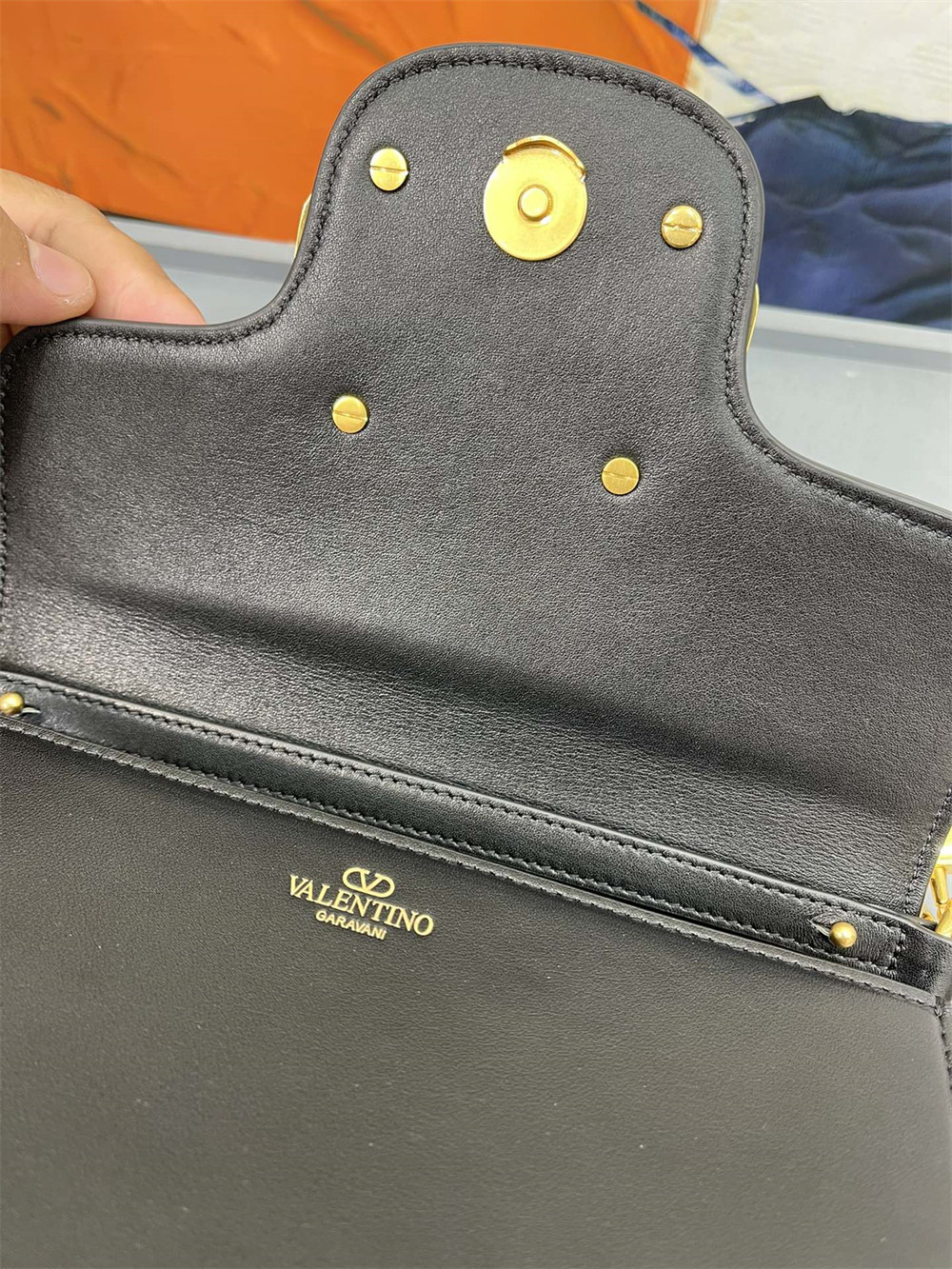 va*t*no GARAVANI LOCÒ CALFSKIN SHOULDER SMALL BAG BLACK 22 x 16  x 7 cm