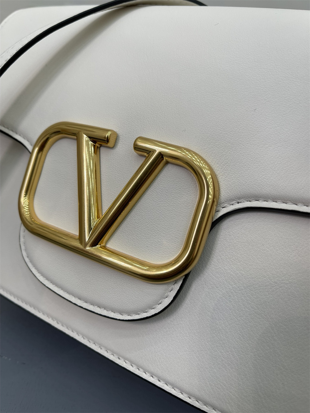 va*t*no GARAVANI LOCÒ CALFSKIN SHOULDER Small BAG 22 x 16  x 7 cm