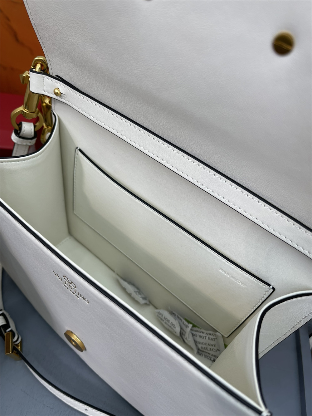 va*t*no GARAVANI LOCÒ CALFSKIN SHOULDER Small BAG 22 x 16  x 7 cm