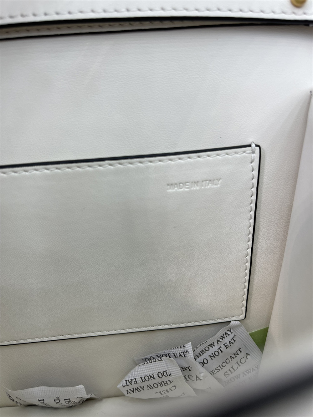 va*t*no GARAVANI LOCÒ CALFSKIN SHOULDER Small BAG 22 x 16  x 7 cm