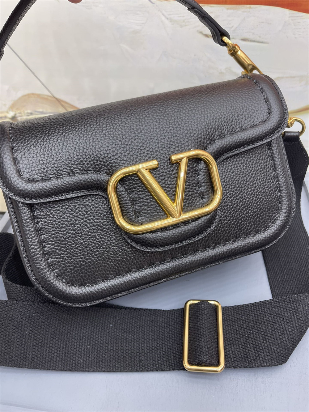 va*t*no GARAVANI ALLTIME GRAINY CALFSKIN SHOULDER BAG BLACK 23.5x18X8cm
