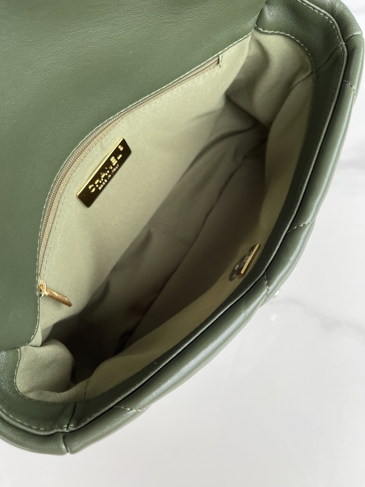 Ch*el 19 HANDBAG Shiny Leather, Gold-Tone, Silver-Tone & Ruthenium-Finish Metal Dark Green 6.2 × 10.1 × 3.5 in