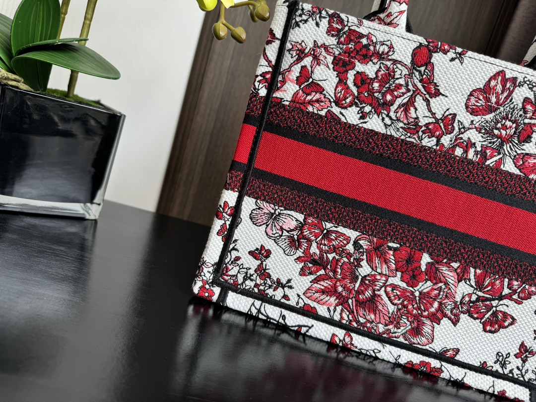 Small D*0r BOOK TOTE WHITE AND RED LE CŒUR DES PAPILLONS EMBROIDERY 10.5 x 8.5 x 5.5 inches