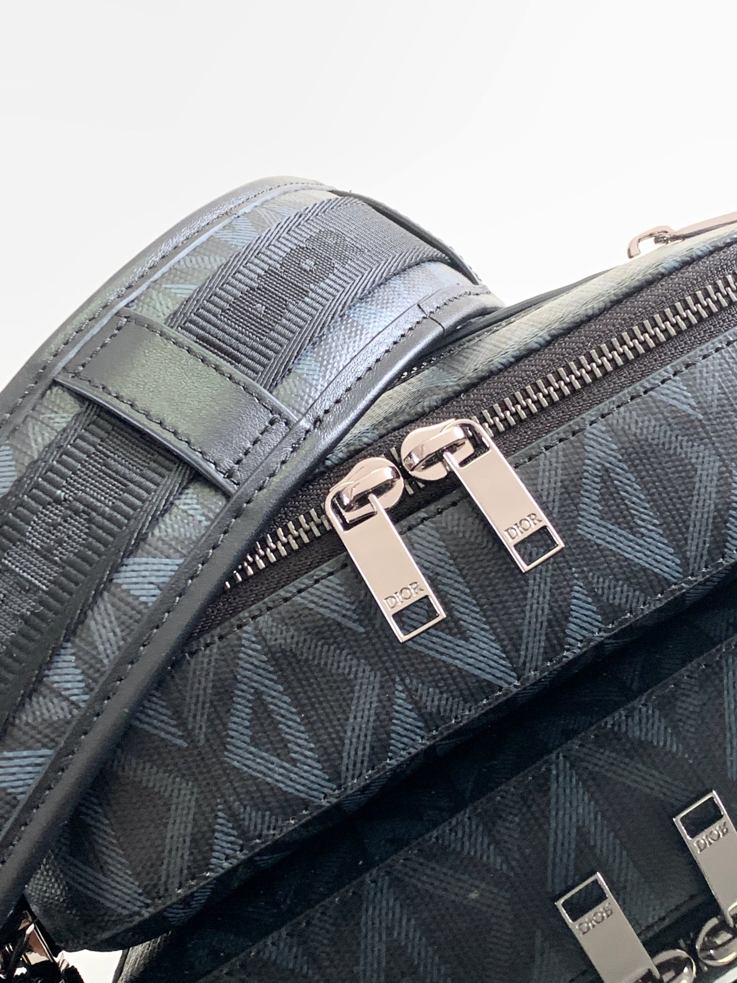 D*0r Safari Bag with Strap Navy 8.5 x 6 x 2.5 inches