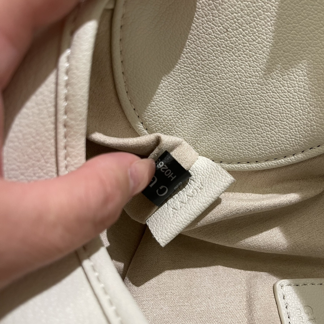 G*u*i APHRODITE SHOULDER BAG WHITE 27 X 13.5 X 2 cm