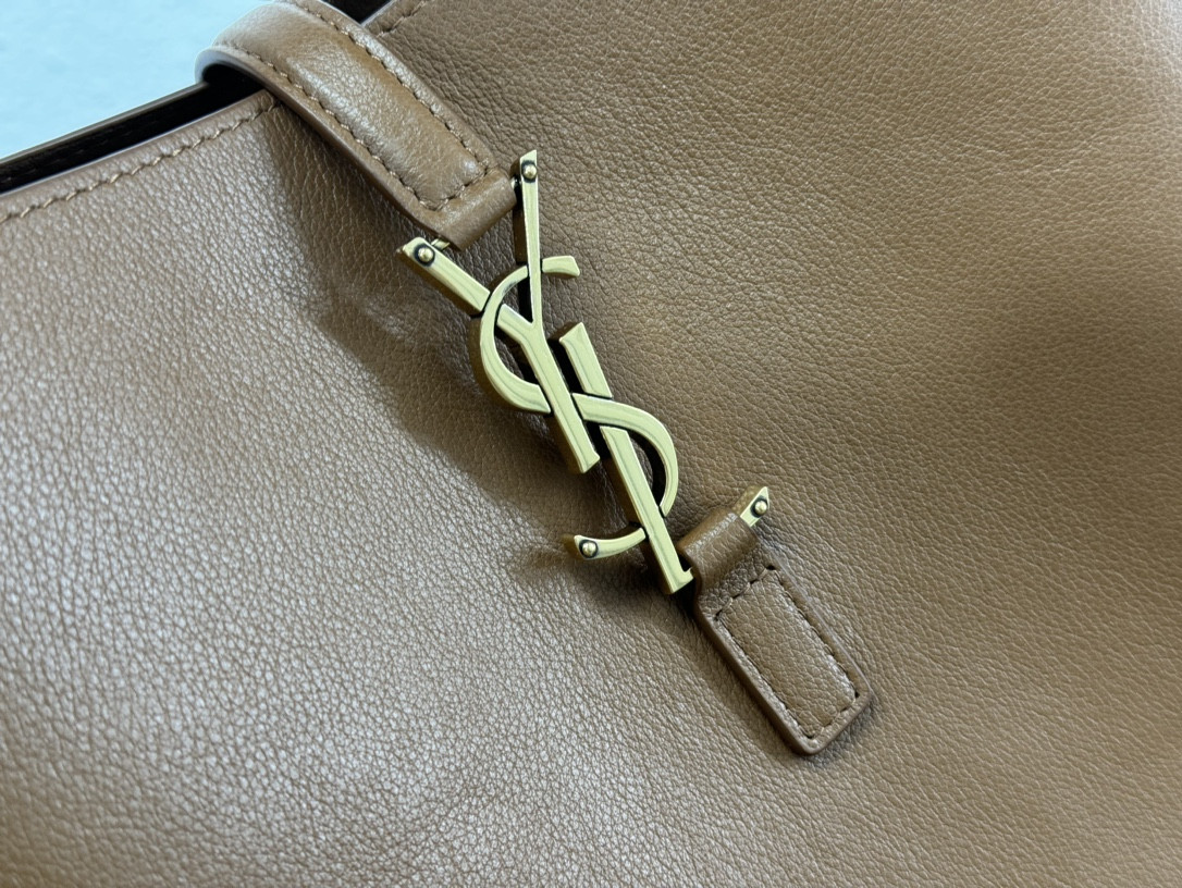 Y*L LE 5 À 7 S*pPLE LARGE IN SMOOTH LEATHER DUSTY GREY 11.8" X 11" X 4.3"