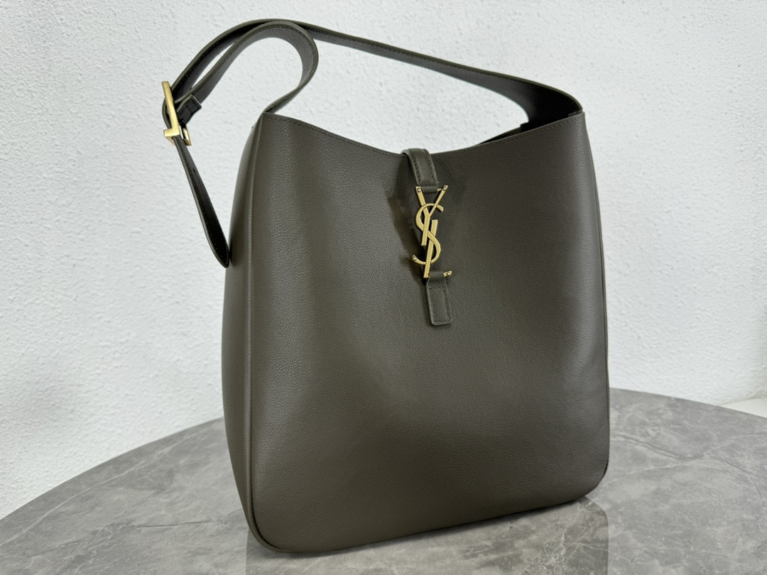 Y*L LE 5 À 7 S*pPLE LARGE IN SMOOTH LEATHER LIGHT MUSK 11.8" X 11" X 4.3"