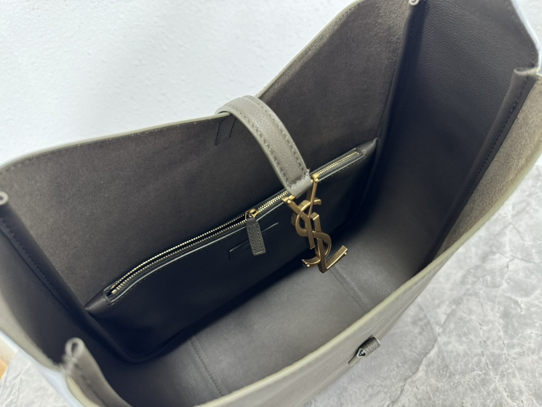 Y*L LE 5 À 7 S*pPLE LARGE IN SMOOTH LEATHER LIGHT MUSK 11.8" X 11" X 4.3"