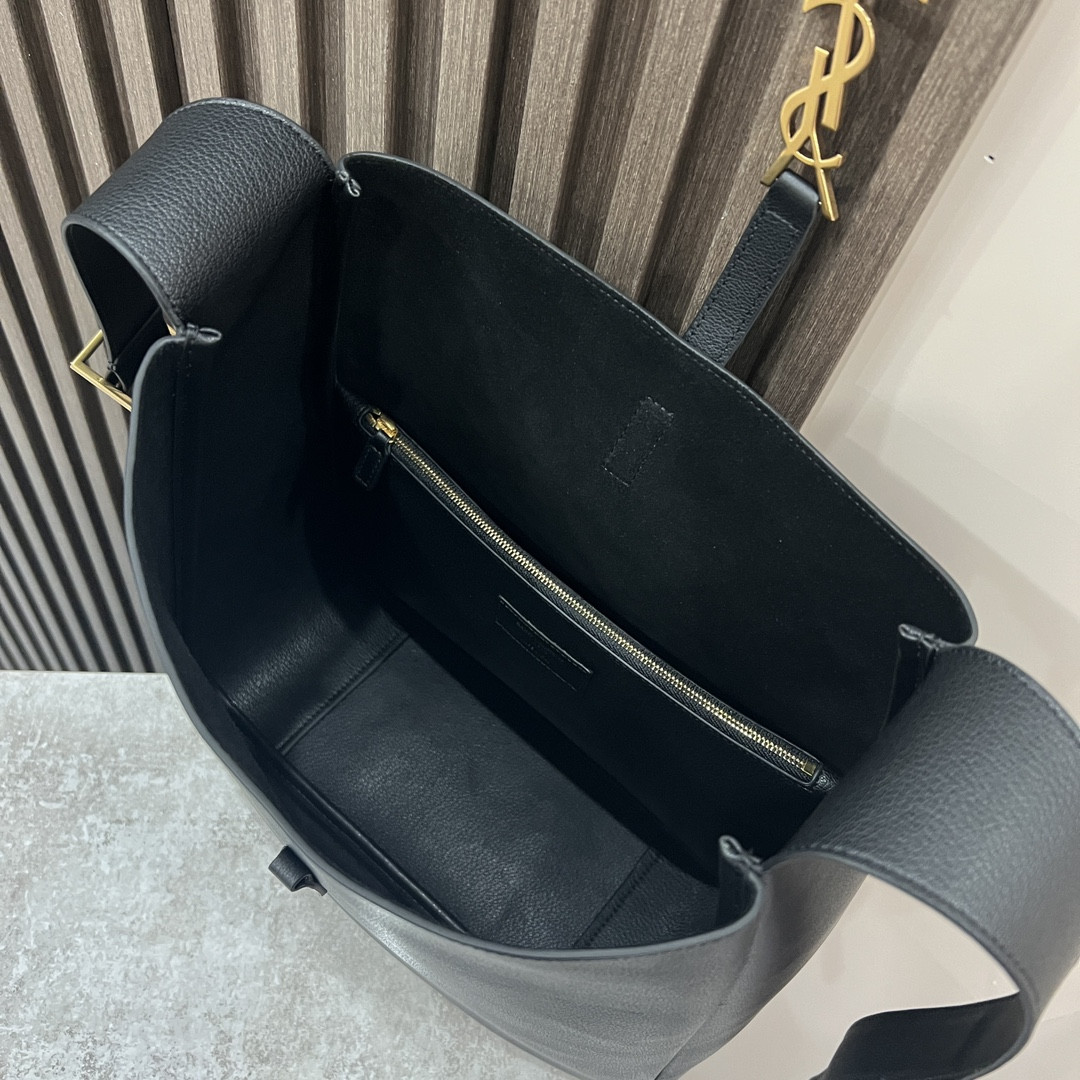 Y*L LE 5 À 7 S*pPLE LARGE IN SMOOTH LEATHER BLACK 11.8" X 11" X 4.3"