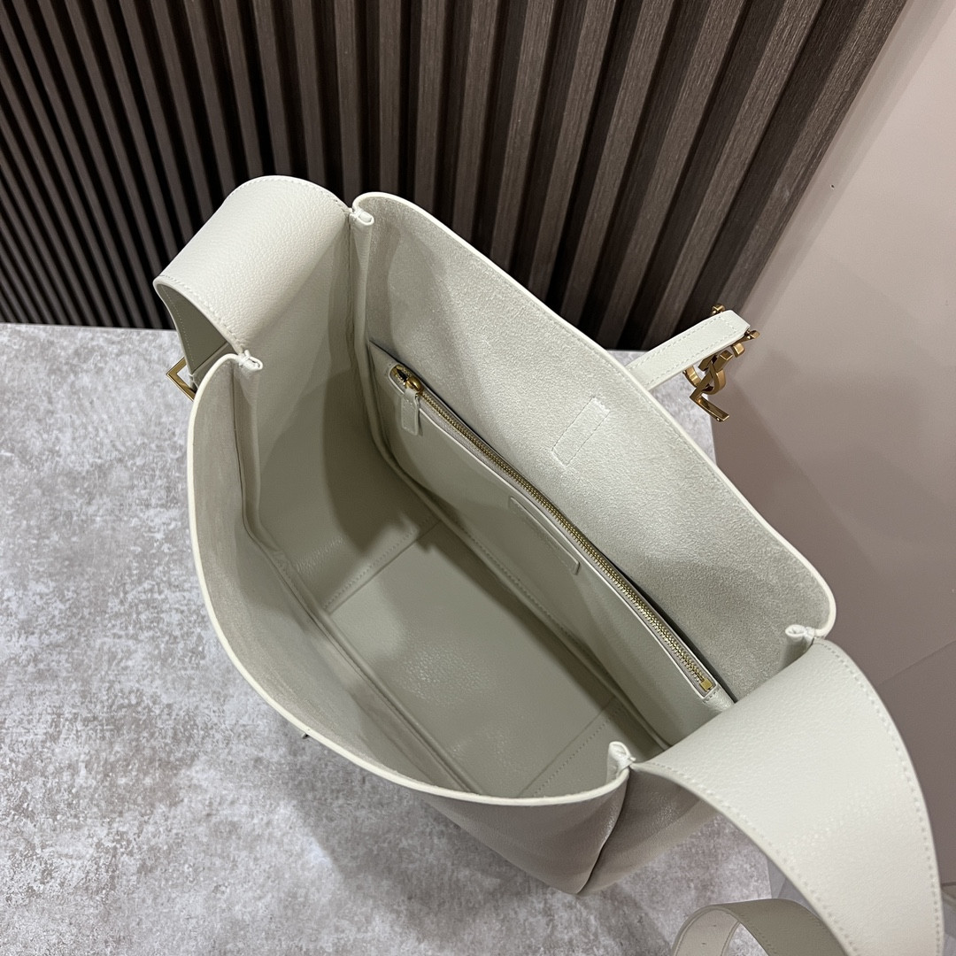 Y*L LE 5 À 7 S*pPLE LARGE IN SMOOTH LEATHER BLANC VINTAGE 11.8" X 11" X 4.3"