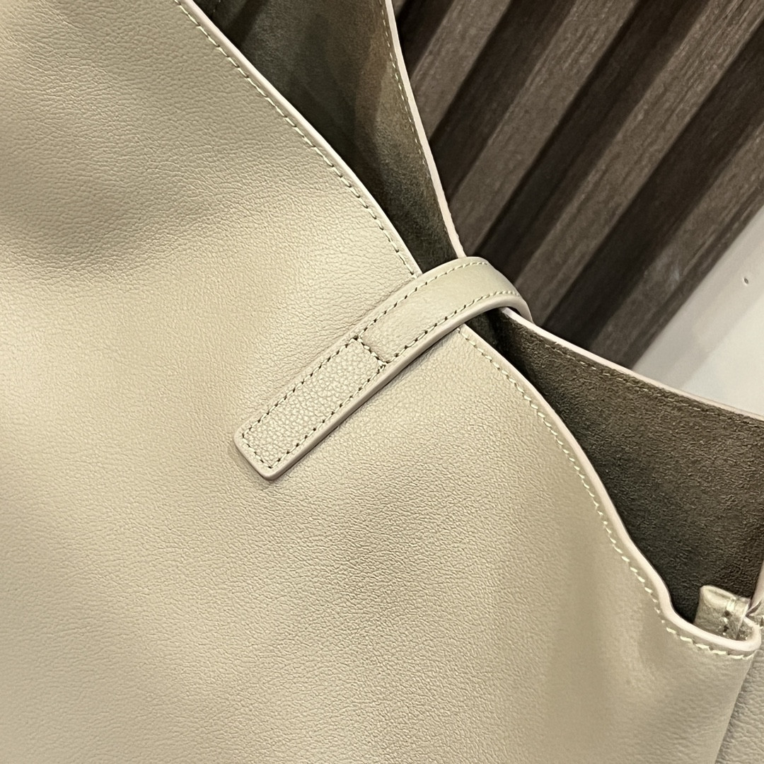 Y*L LE 5 À 7 S*pPLE LARGE IN SMOOTH LEATHER LIGHT GRAY 11.8" X 11" X 4.3"