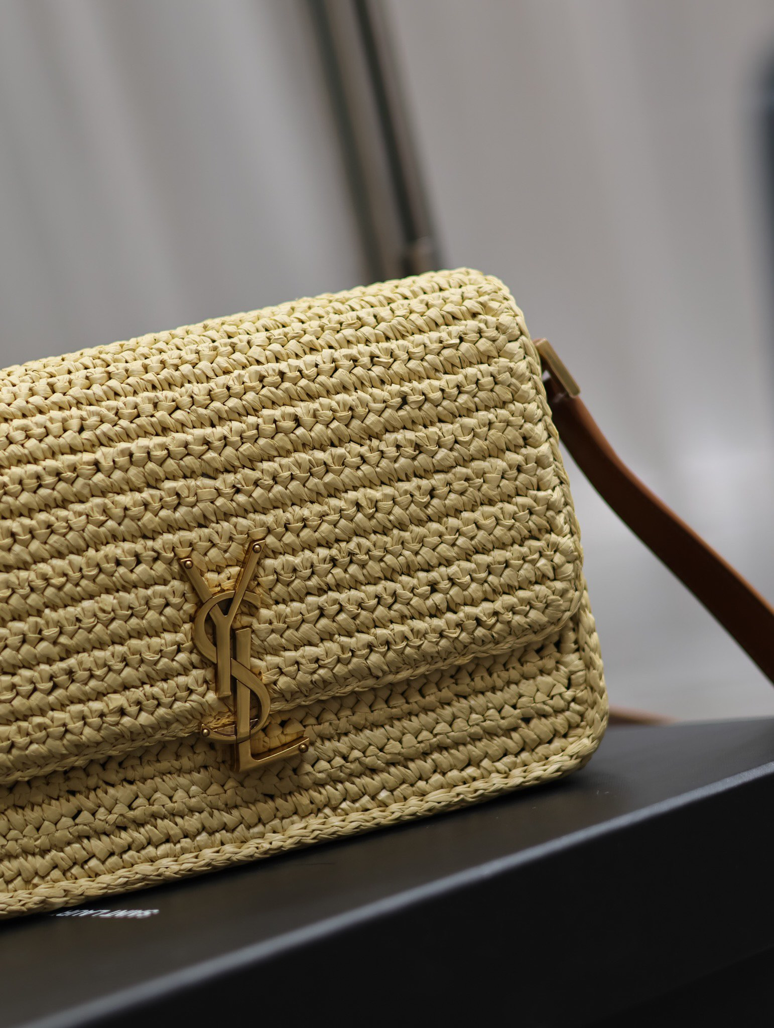 Y*L SOLFERINO MEDIUM IN RAFFIA AND VEGETABLE-TANNED LEATHER NATUREL AND BRICK 9.1 X 6.3 X 2.4 INCHES