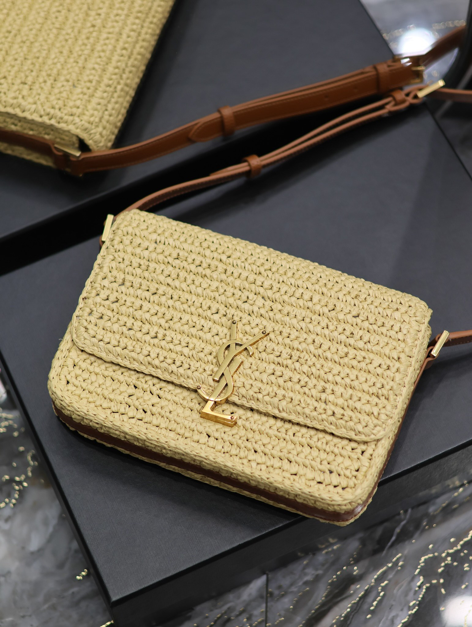 Y*L SOLFERINO MEDIUM IN RAFFIA AND VEGETABLE-TANNED LEATHER NATUREL AND BRICK 9.1 X 6.3 X 2.4 INCHES