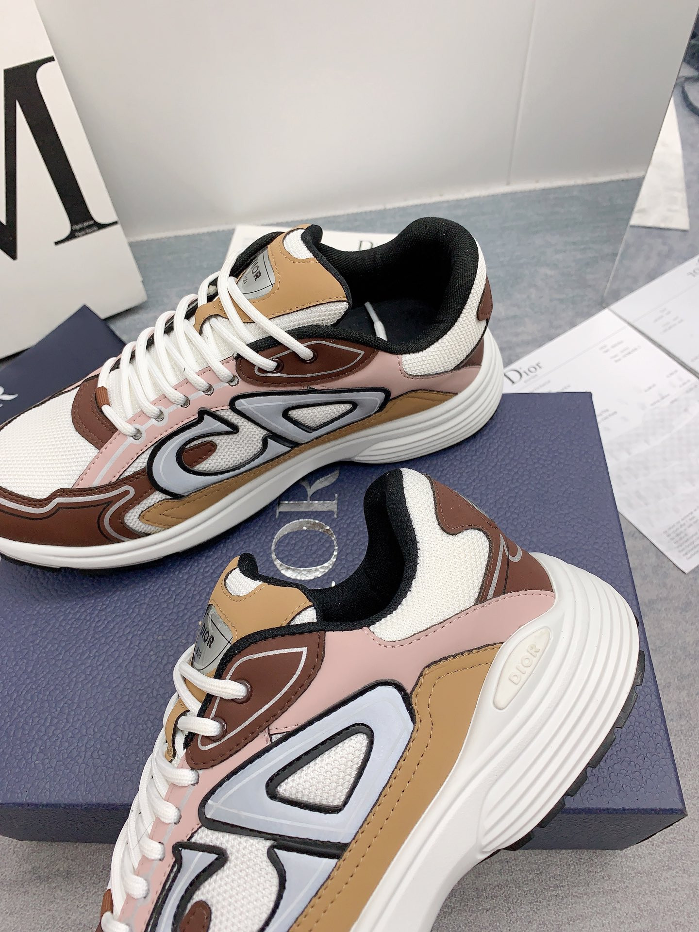 UA D*0r B30 White Brown Beige