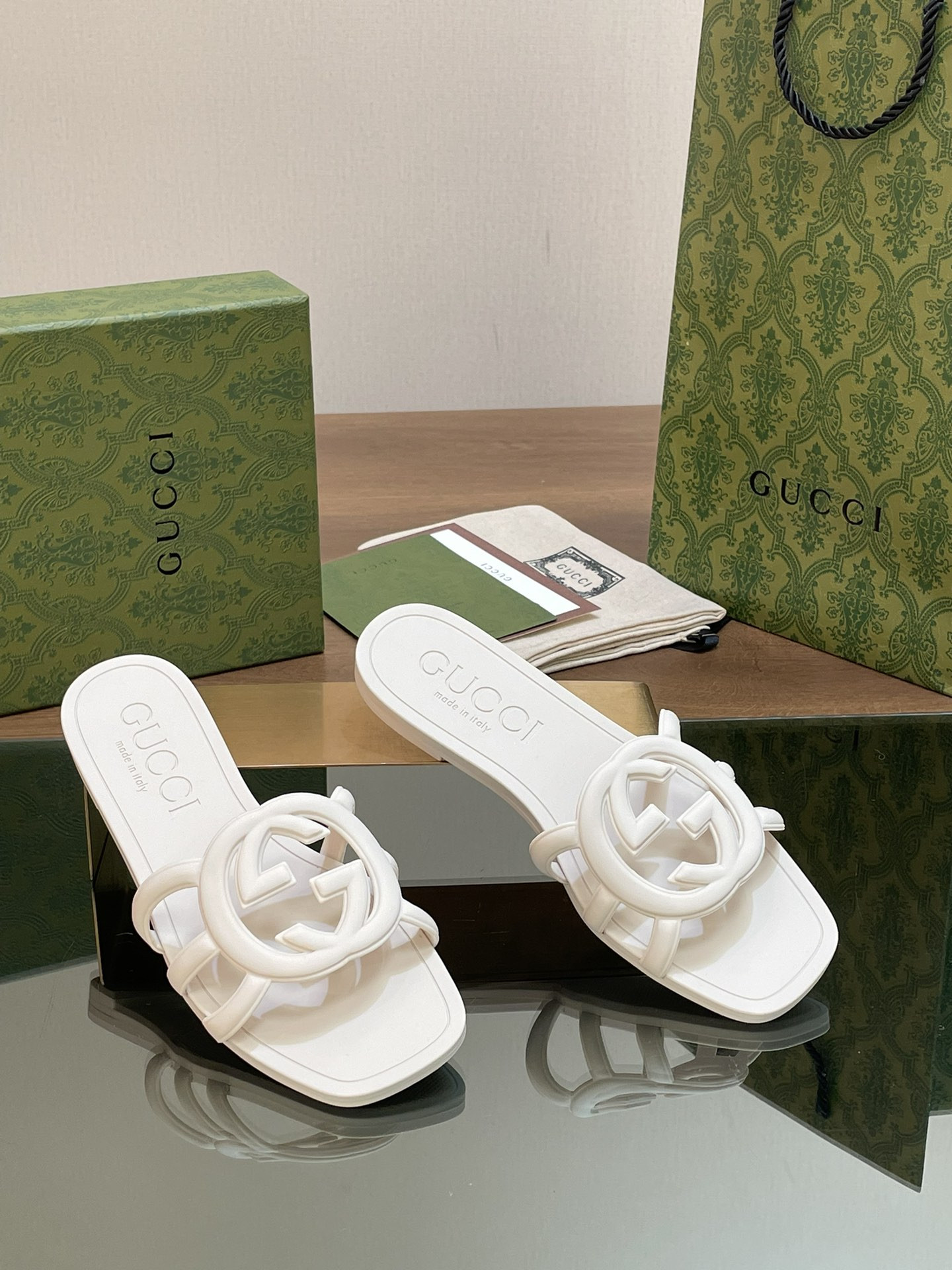 UA G*u*i INTERLOCKING G SLIDE SANDAL White