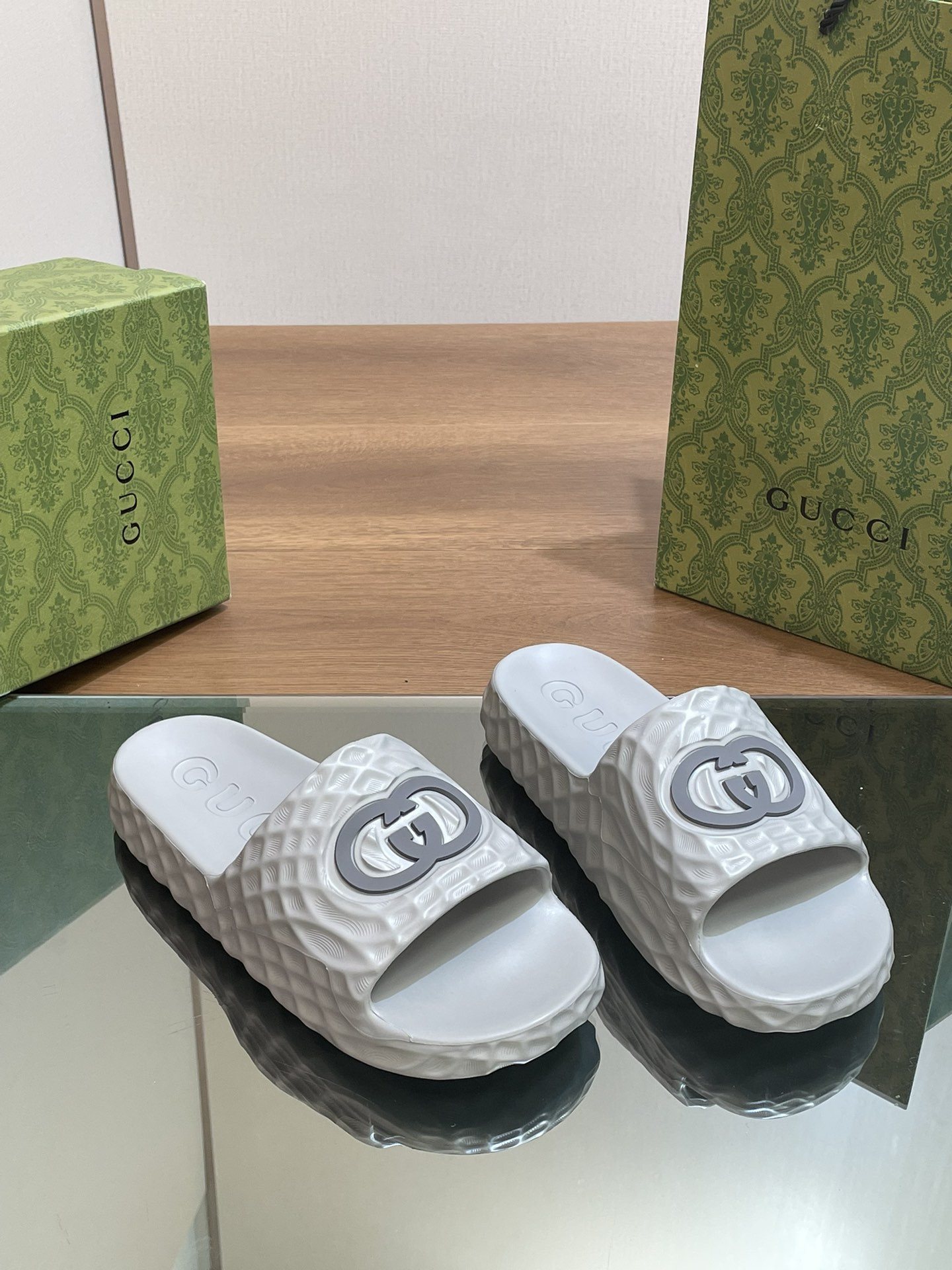 UA G*u*i INTERLOCKING G SLIDE SANDAL Gray