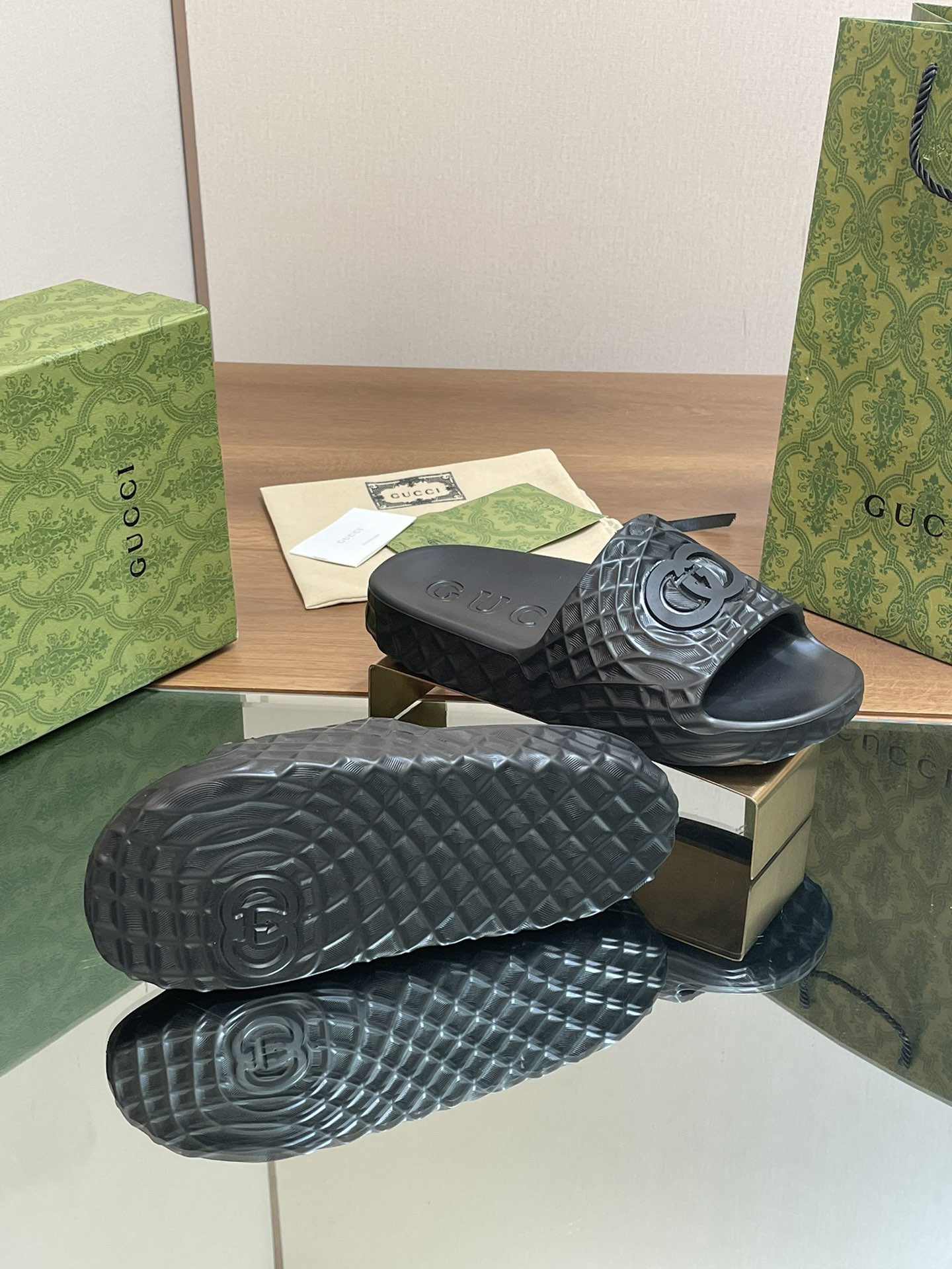 UA G*u*i INTERLOCKING G SLIDE SANDAL Black