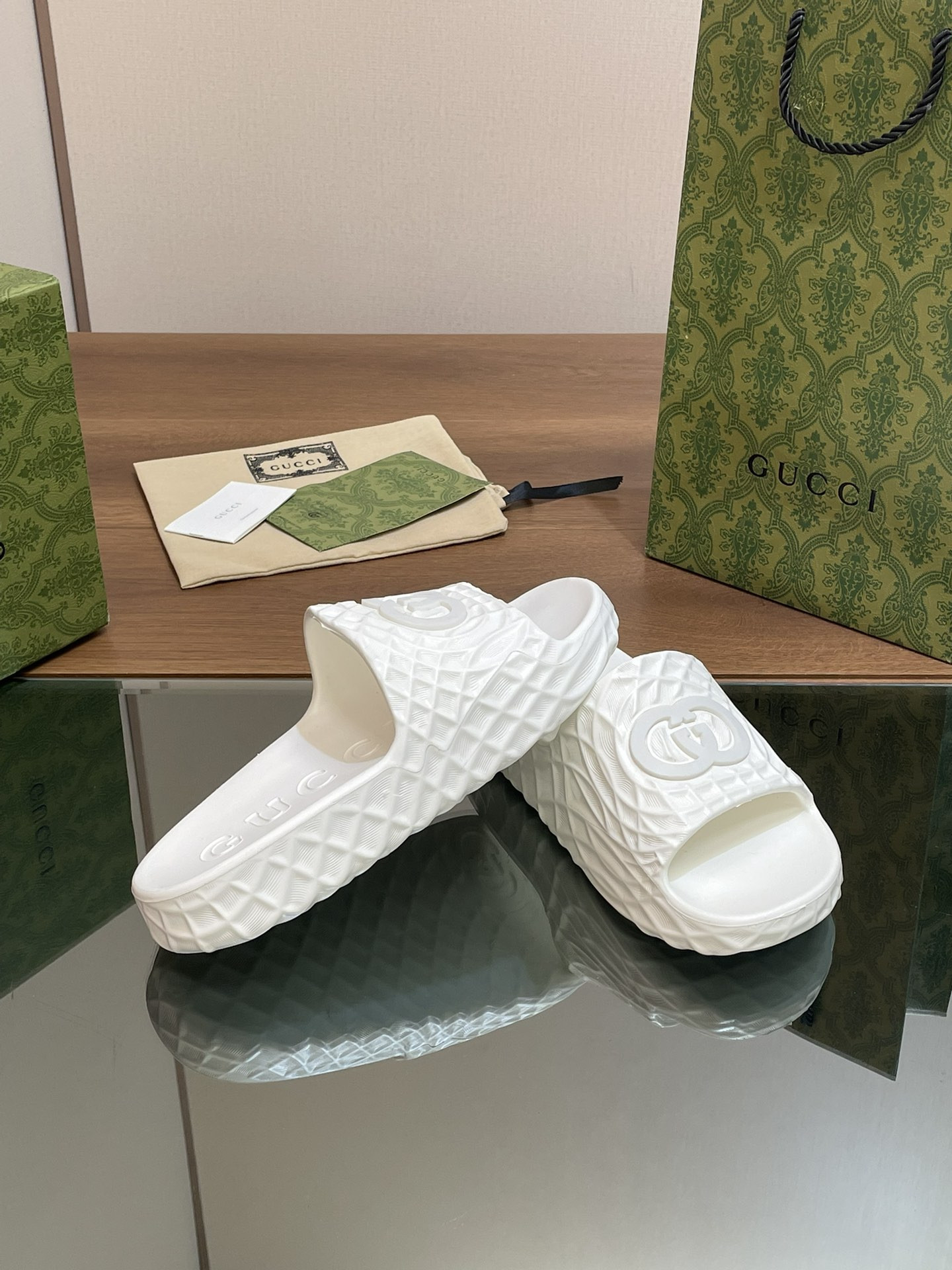 UA G*u*i INTERLOCKING G SLIDE SANDAL White