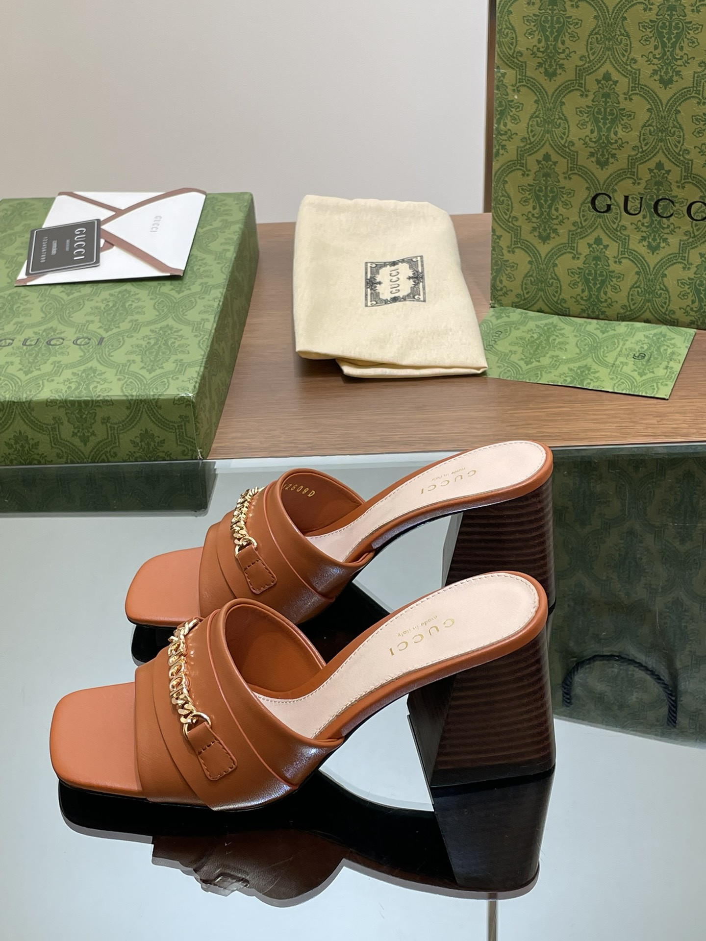 UA G*u*i SIGNORIA SLIDE SANDAL