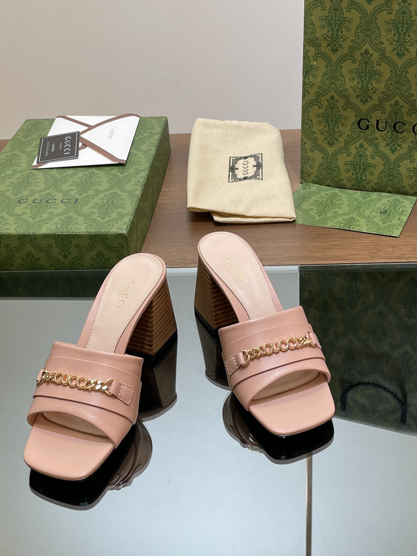 UA G*u*i SIGNORIA SLIDE SANDAL