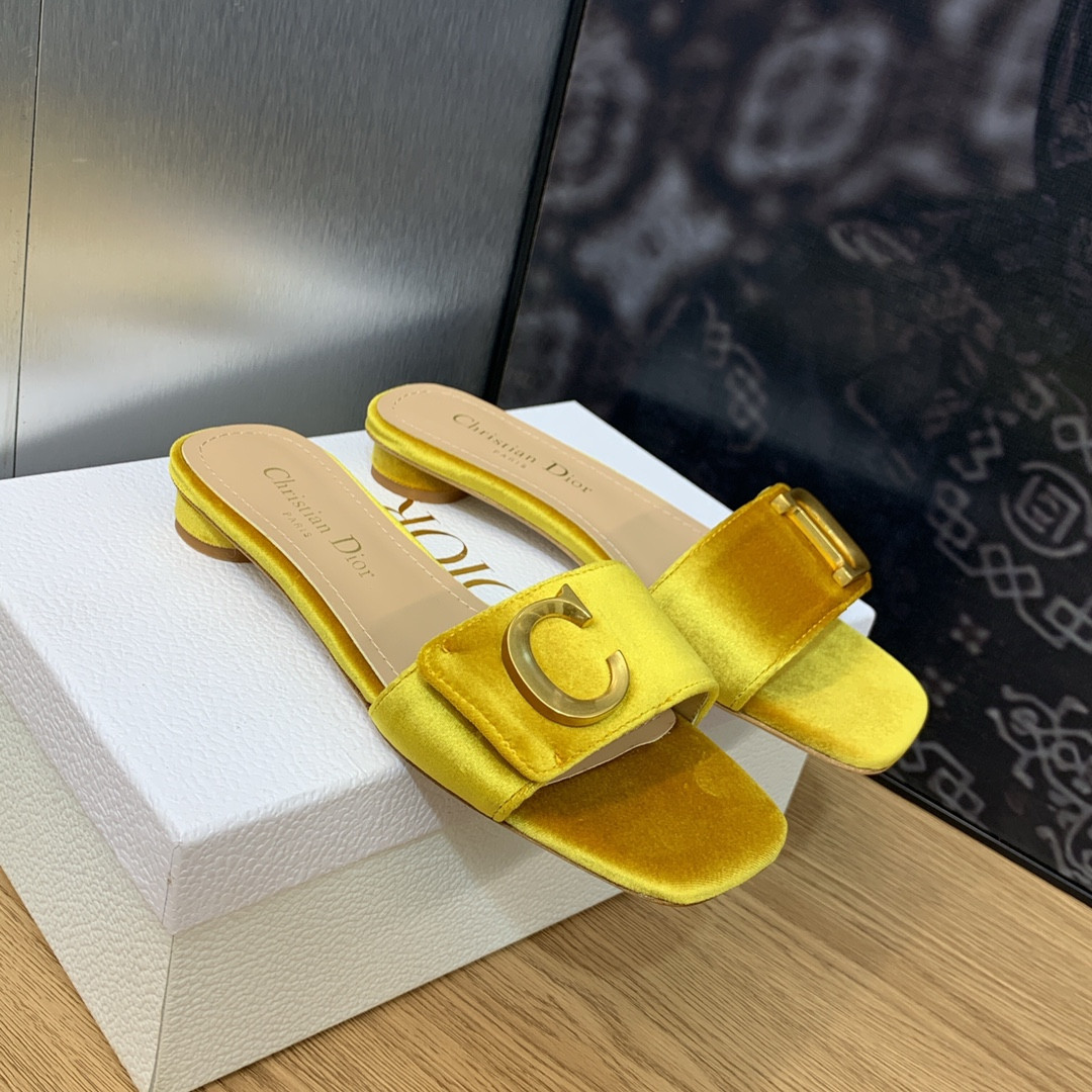 UA D*0r Or C'est D*0r Slide