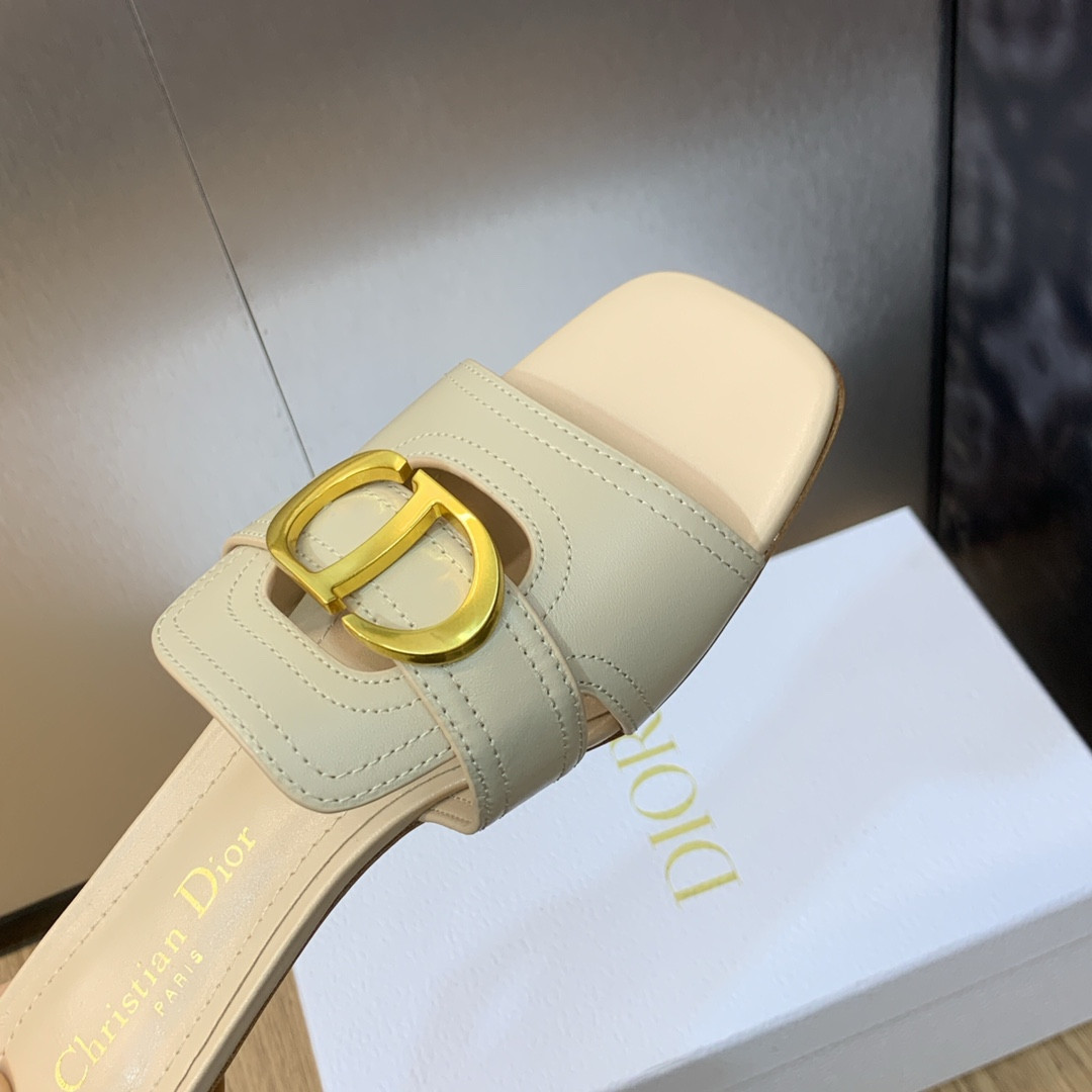 UA D*0r 30 Montaigne Slide