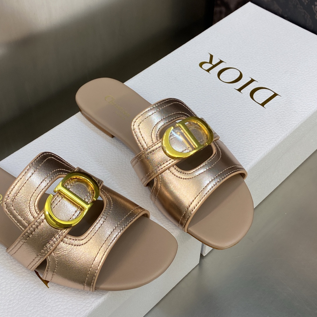 UA D*0r 30 Montaigne Slide