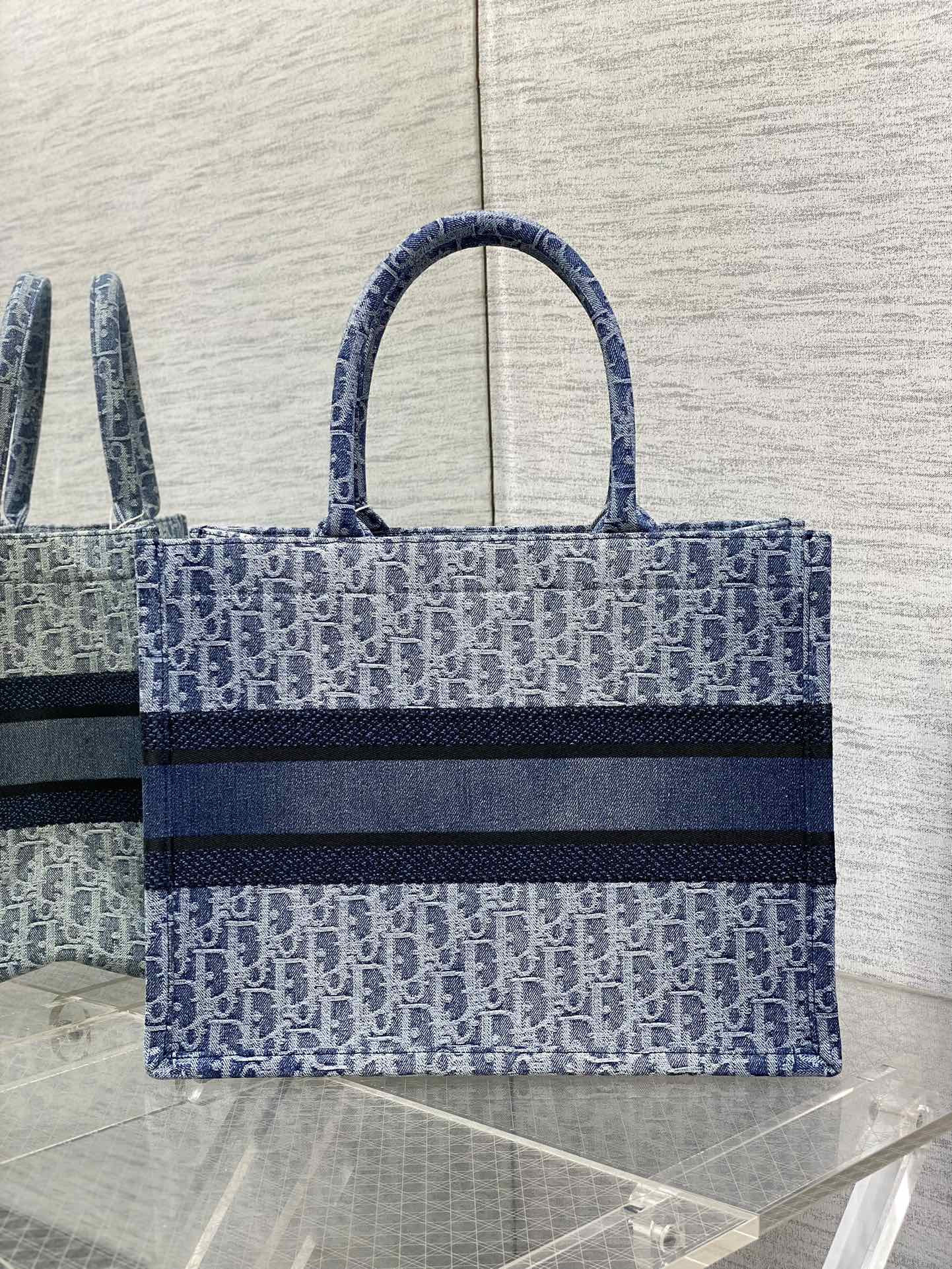 Medium D*0r Book Tote Blue Denim D*0r Oblique Jacquard 36 x 27.5 x 16.5 cm