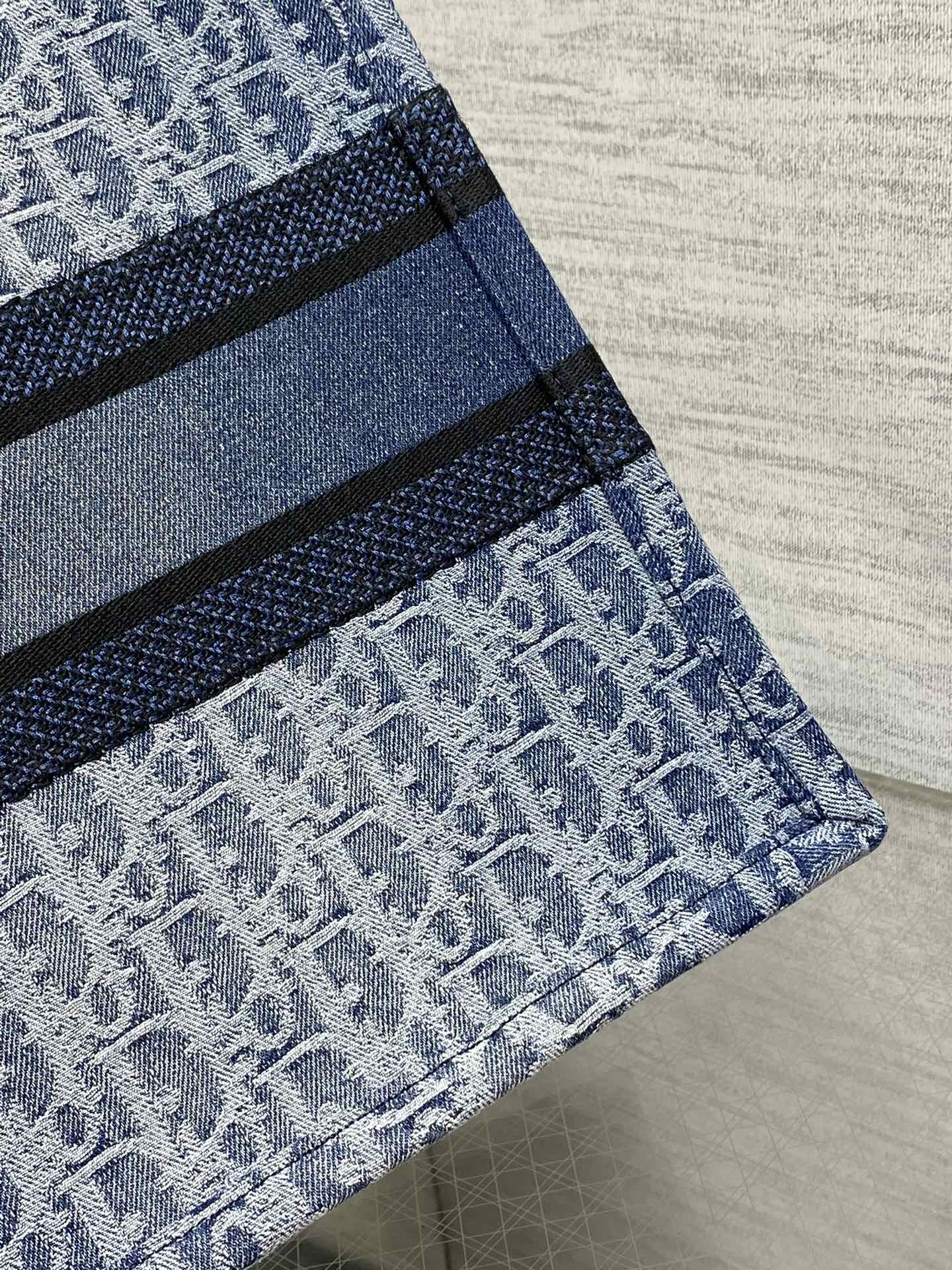 Medium D*0r Book Tote Blue Denim D*0r Oblique Jacquard 36 x 27.5 x 16.5 cm