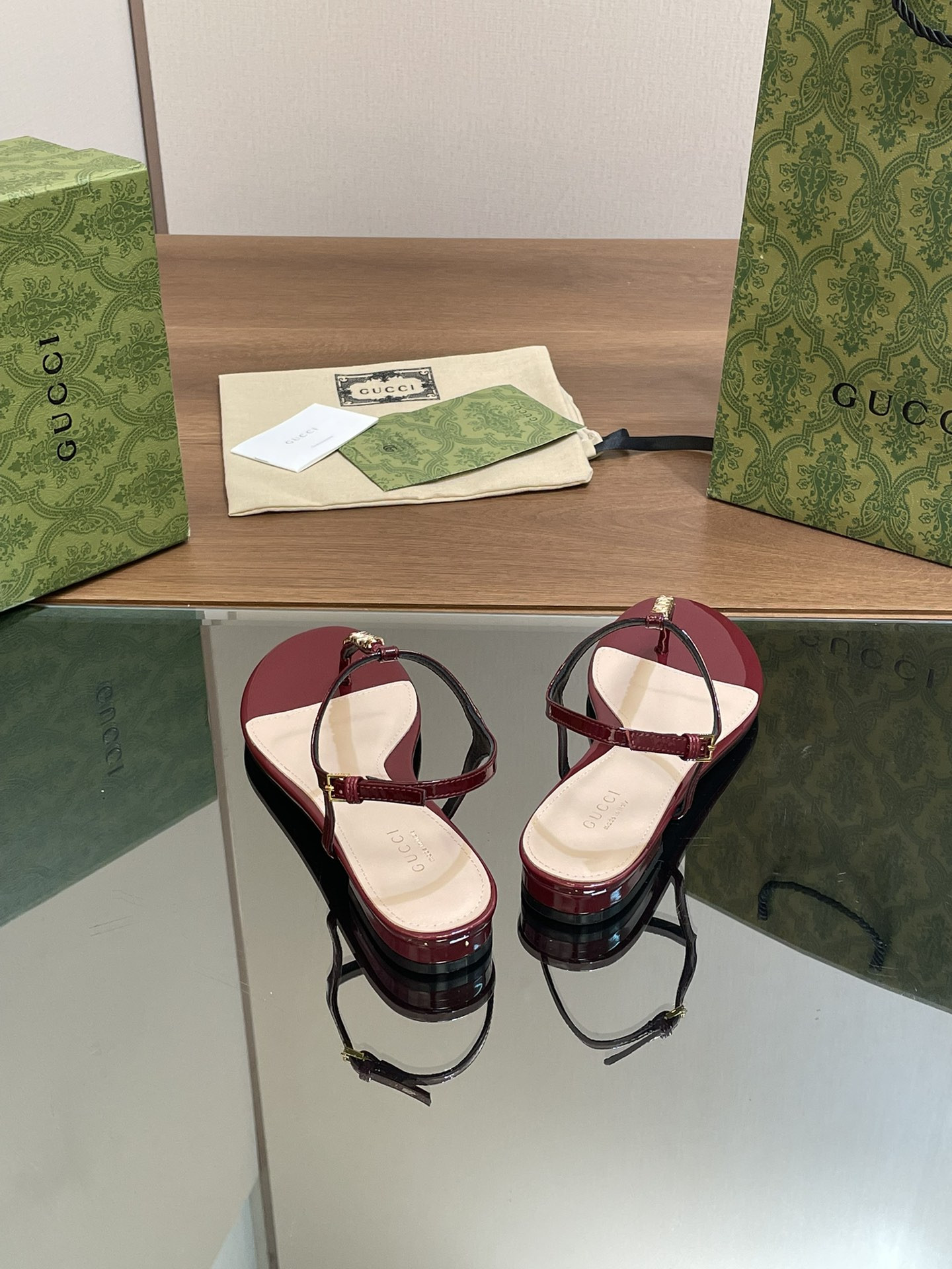 UA G*u*i SIGNORIA THONG SANDAL