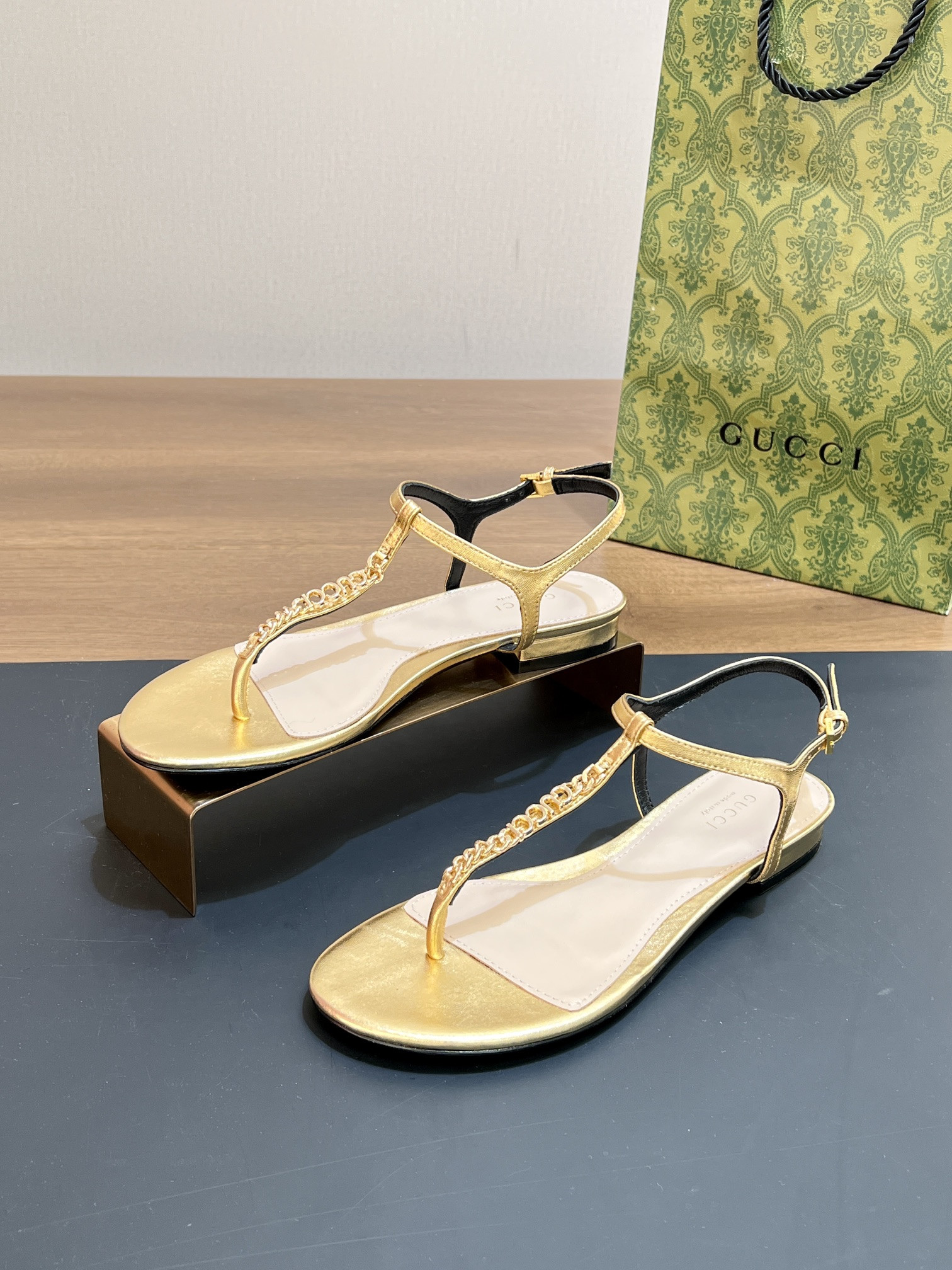 UA G*u*i SIGNORIA THONG SANDAL