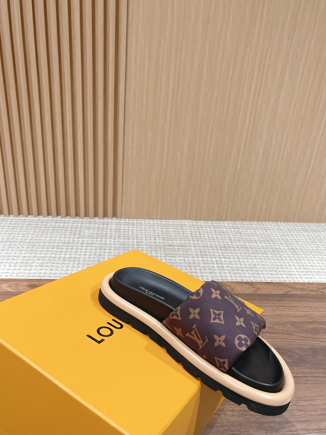 UA LV Pool Pillow Flat Comfort Mule