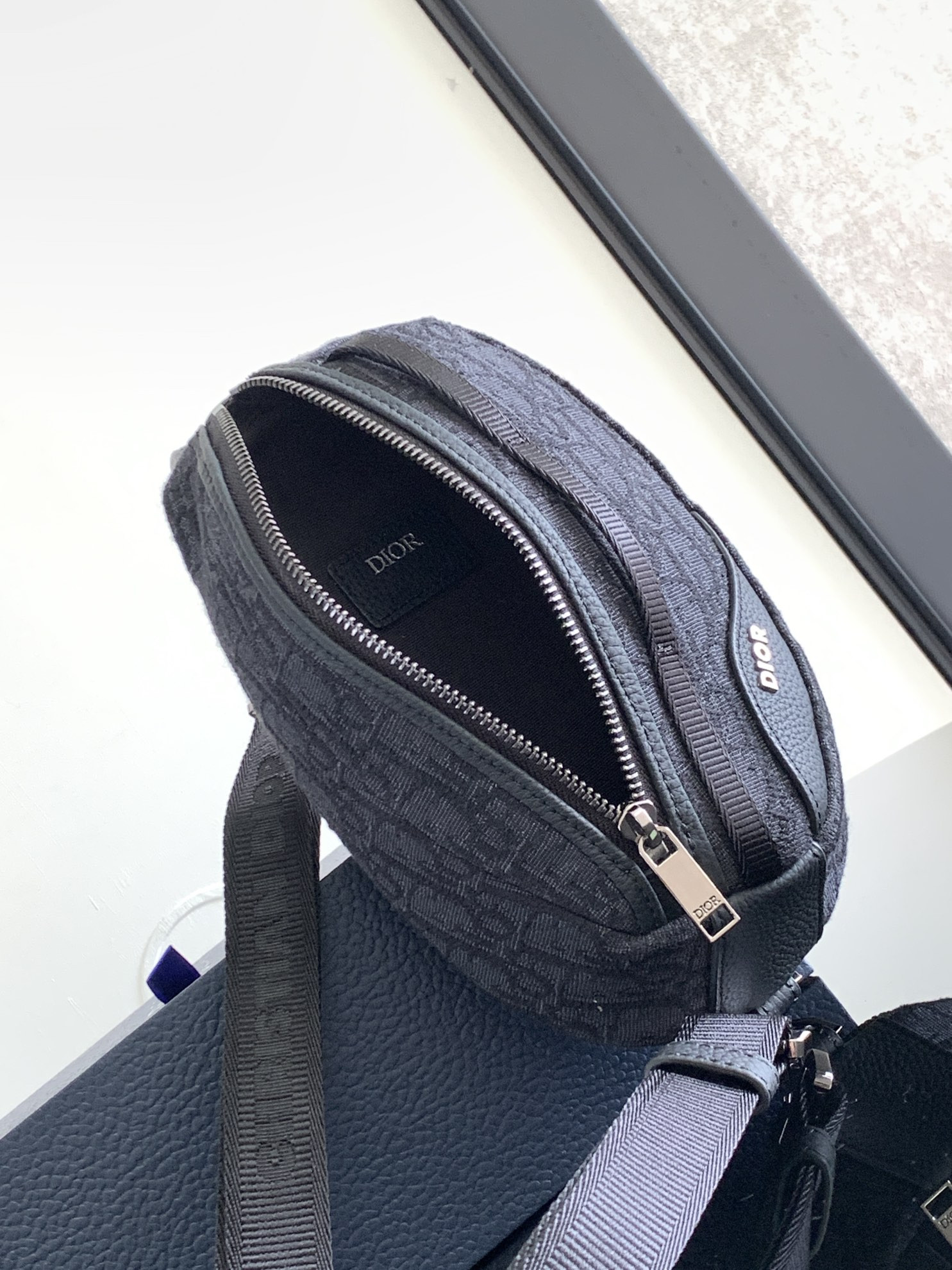 Mini D*0r Scarab Bag 28 x 12.2 x 3.8 cm