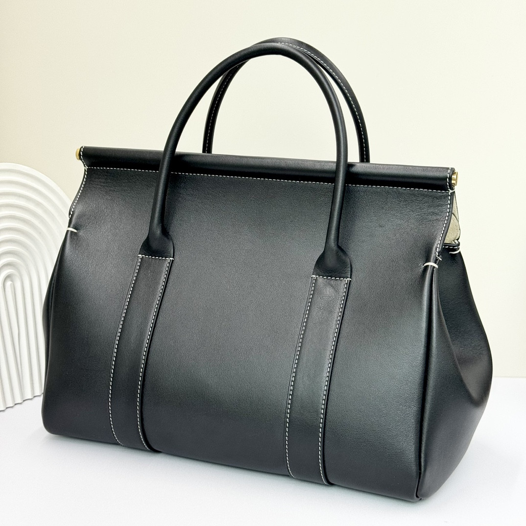 L**o p*ana Loom Bag L32 Black Smooth Calfskin 33 x 23 x 18 cm