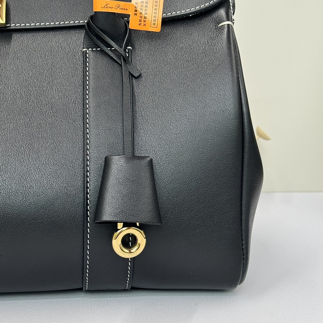 L**o p*ana Loom Bag L32 Black Smooth Calfskin 33 x 23 x 18 cm