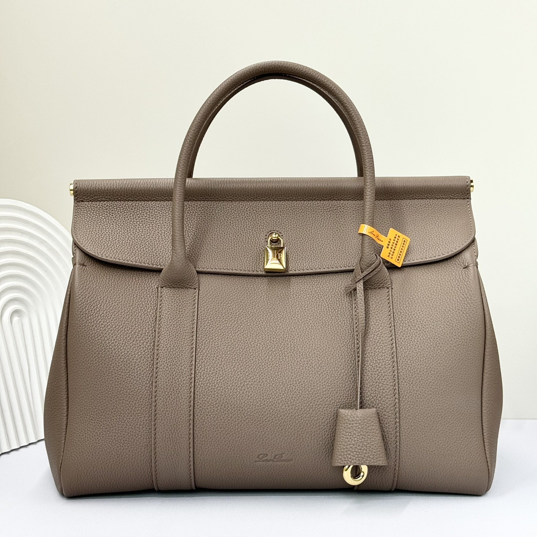 L**o p*ana Loom Bag L32 Grained Calfskin 33 x 23 x 18 cm