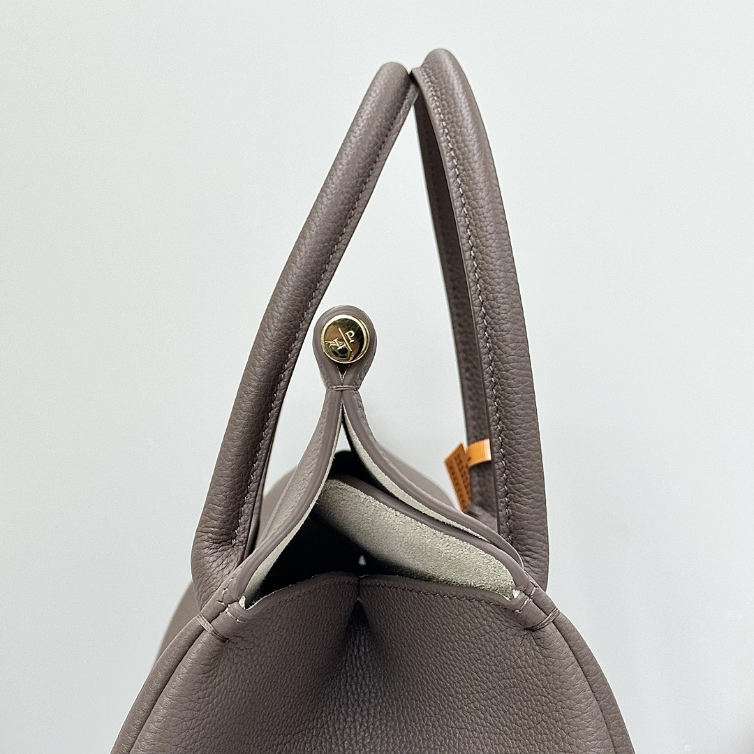 L**o p*ana Loom Bag L32 Grained Calfskin 33 x 23 x 18 cm