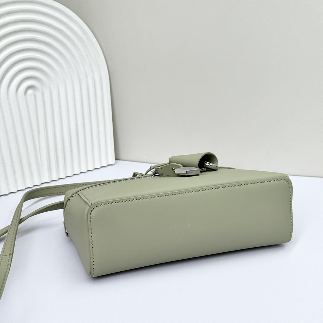 L**o p*ana Extra Pocket L19  Smooth Calfskin 11 x 19 x 6.5 cm