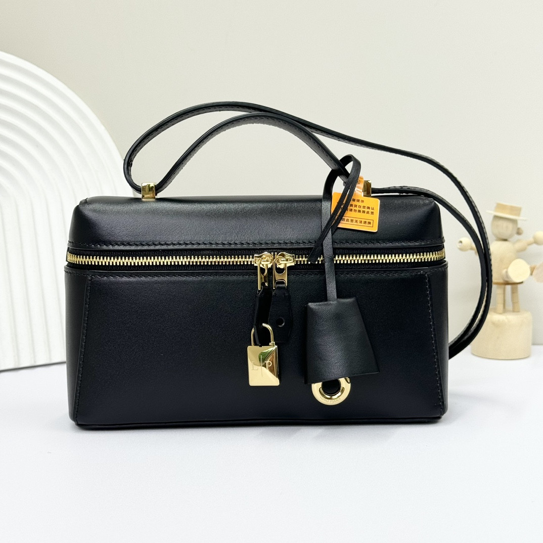 L**o p*ana Extra Pocket L19 Smooth Calfskin 11 x 19 x 6.5 cm