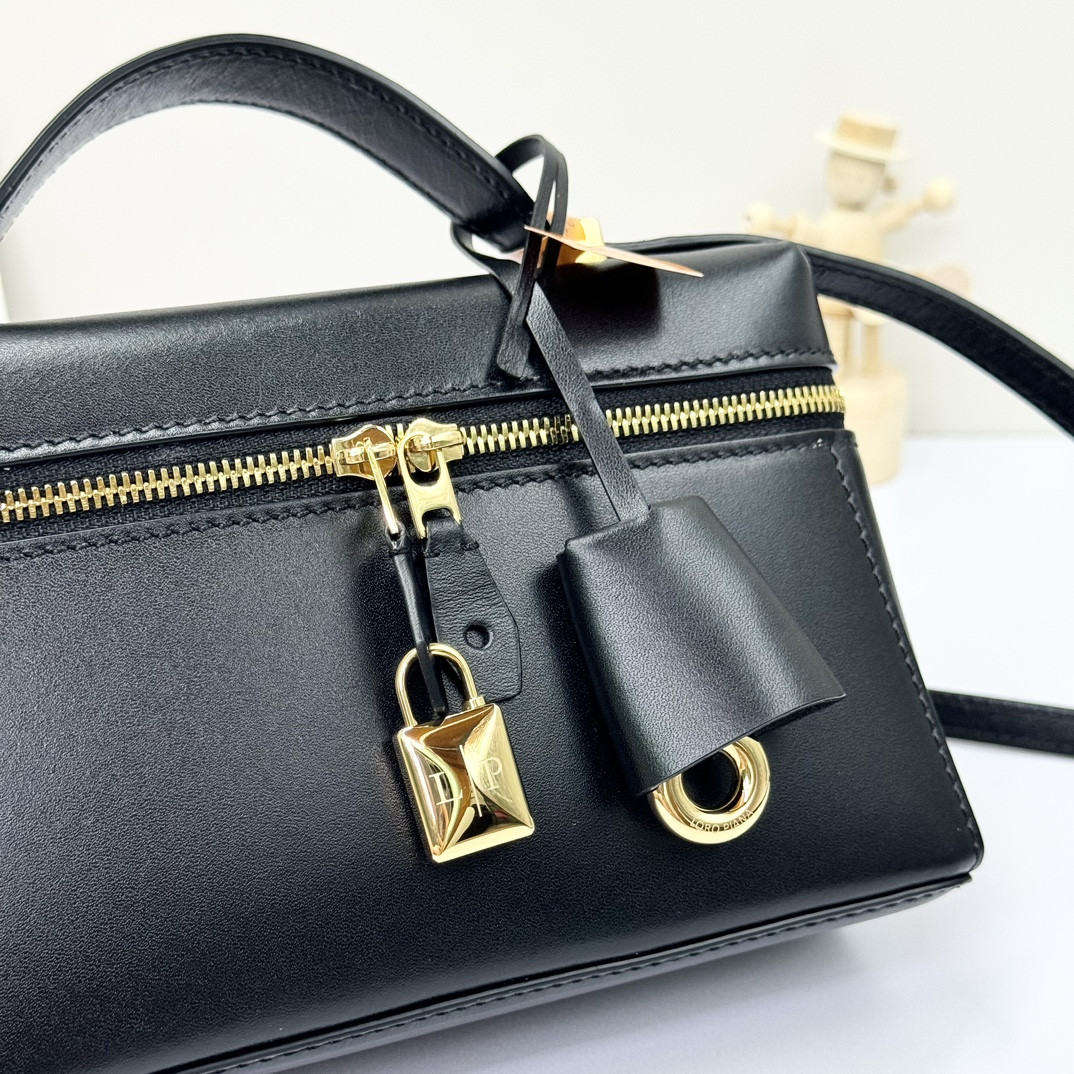 L**o p*ana Extra Pocket L19 Smooth Calfskin 11 x 19 x 6.5 cm