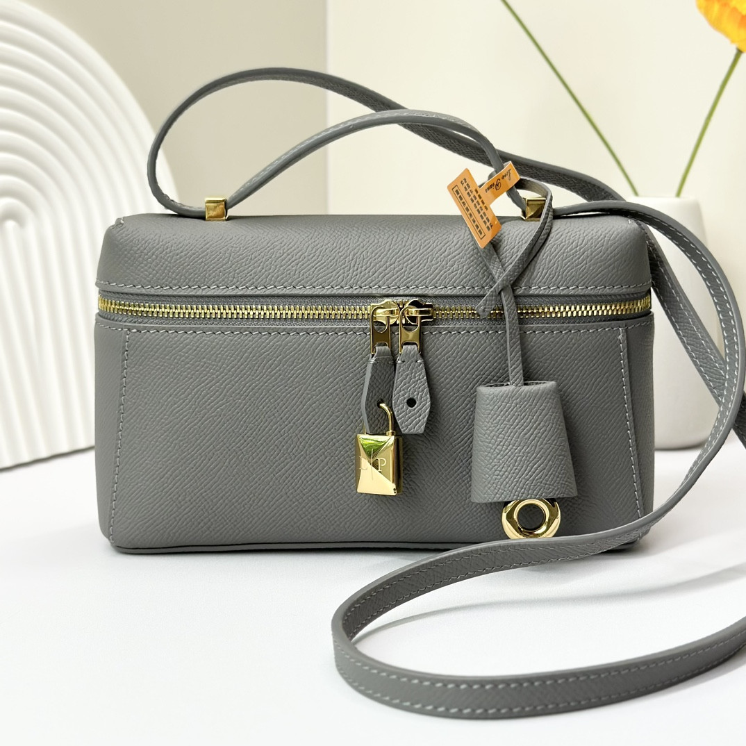 L**o p*ana Extra Pocket L19 Grained Calfskin 11 x 19 x 6.5 cm